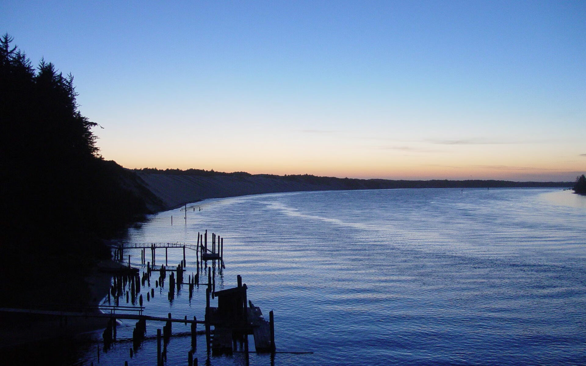 “缆绳滑水:东桃花岛赛场呈现全新水上运动魅力”