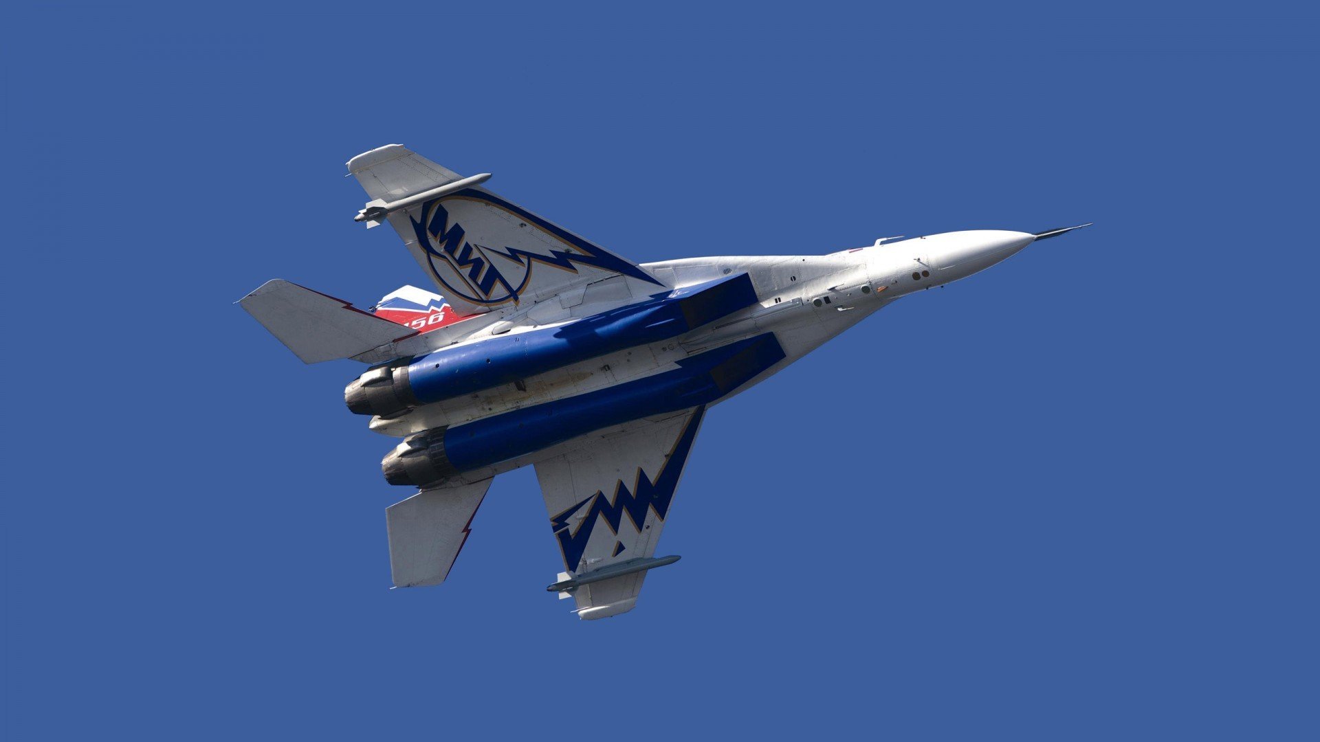 九游娱乐APP-国家队后卫线上直播战术复盘互动教学获得粉丝好评，足球国家队后卫